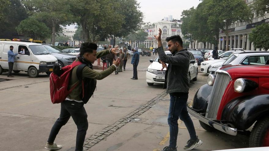 Un joven indio se prepara frente a la cámara para grabar un vídeo.