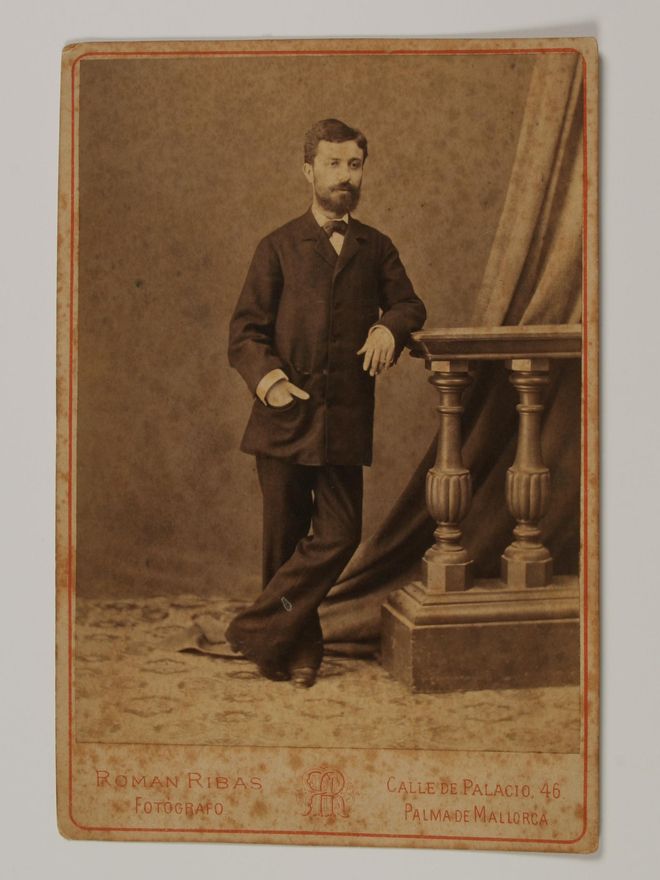 Joan Alcover empezó escribiendo en castellano sin demasiado éxito hasta que la muerte de sus seres más
querido le llevó a expresarse en catalán