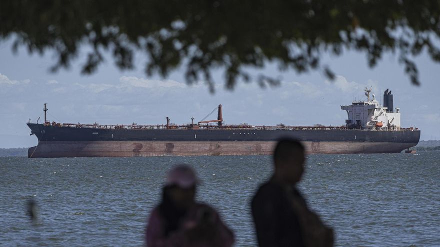 Fotografía de archivo fechada el 18 de diciembre de 2025 donde se observa un buque petrolero en el Lago de Maracaibo (Venezuela).