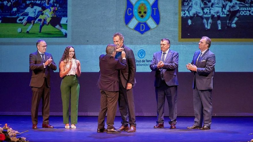 Jorge Valdano recibe "con mucho orgullo" la insignia de oro y brillantes del Tenerife
