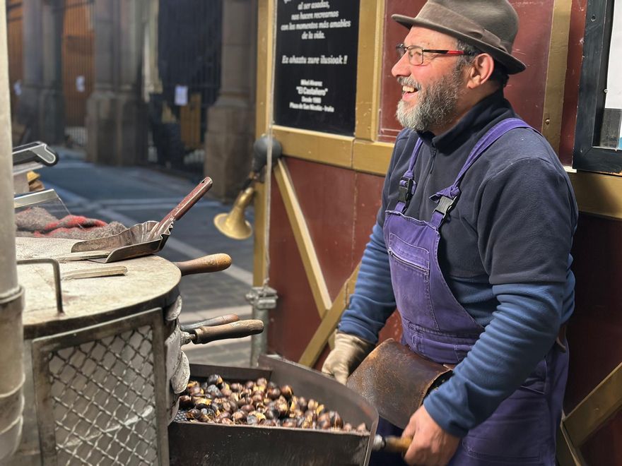 Mikel Álvarez en el puesto de castañas
