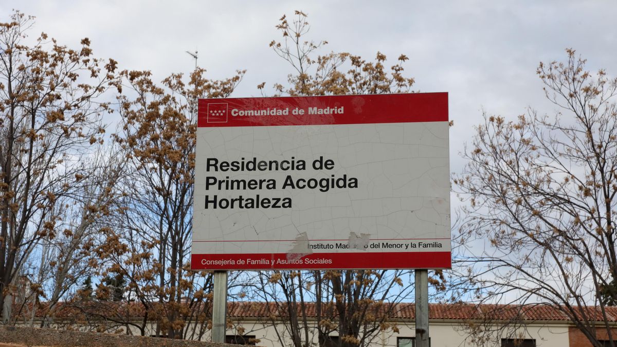Archivo - Cartel en la entrada del Centro de Menores de Hortaleza