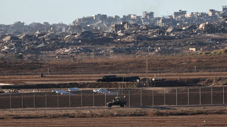 Camiones con ayuda humanitaria vuelven a cruzar el paso de Rafah mientras Israel sigue atacando en Gaza