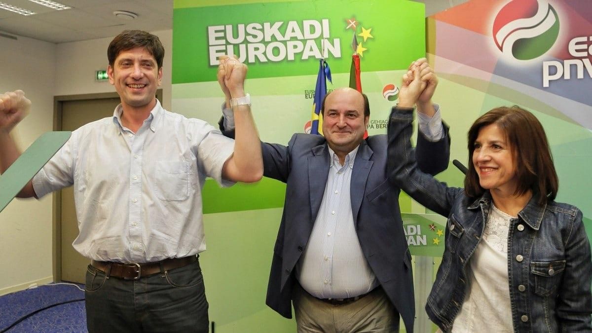 2014. Primeras elecciones, las europeas. En la imagen Izaskun Bilbao y el representante del PNB.
