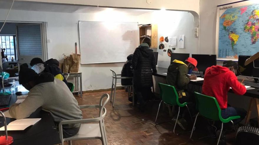 Uno de los grupos de alfabetización. Los voluntarios que les enseñan destacan la ilusión y el esfuerzo que ponen los alumnos