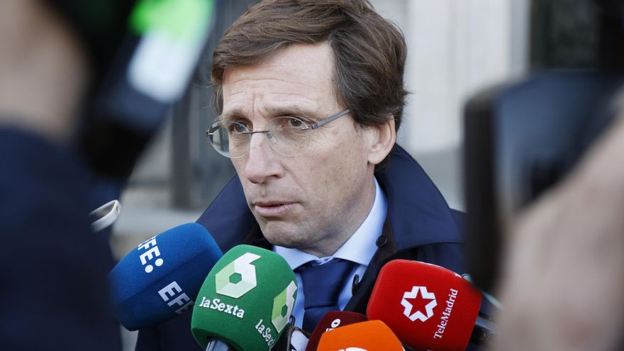 El alcalde de Madrid, José Luis Martínez Almeida, a su llegada al acto de conmemoración del “Día Europeo en recuerdo a las Víctimas del Terrorismo” celebrado en la Galería de Colecciones Reales de Madrid