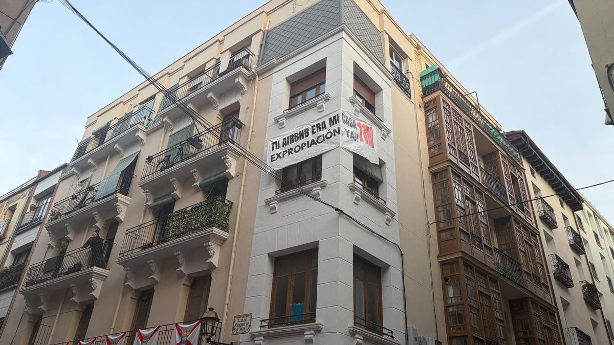 Cartel denuncia de la situación de la vivienda y los pisos turísticos en el centro de Logroño