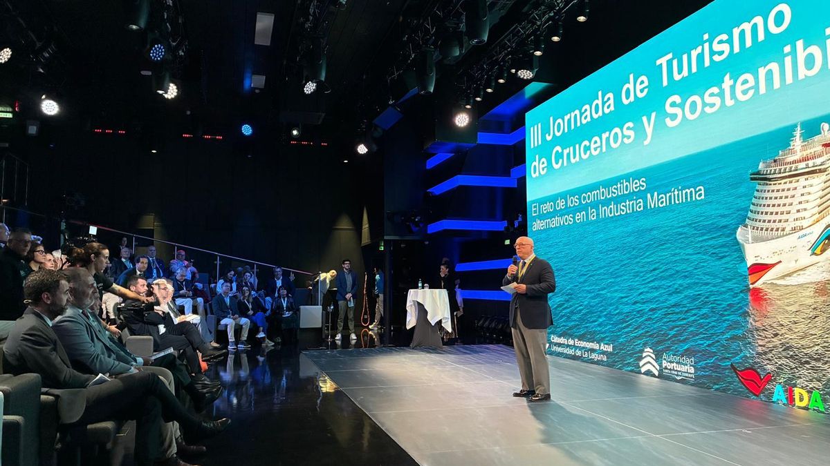 El presidente de la Autoridad Portuaria de Santa Cruz de Tenerife, Pedro Suárez, en la  III Jornada de Turismo de Crucero y Sostenibilidad