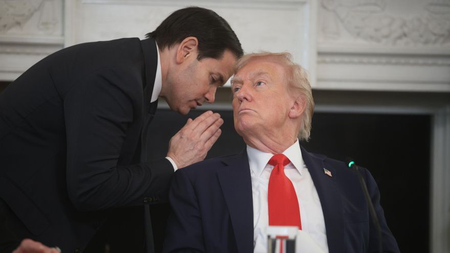 El secretario de Estado estadounidense, Marco Rubio, le susurra al presidente Donald Trump durante una mesa redonda sobre Antifa en el Comedor de Estado de la Casa Blanca, en Washington.