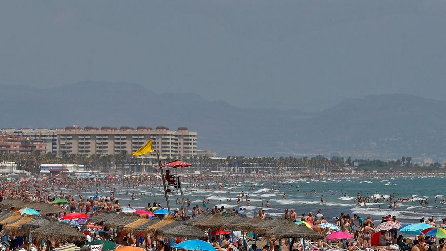 El calor no da tregua en el litoral el fin de semana con alerta naranja en Comunitat Valenciana y Murcia