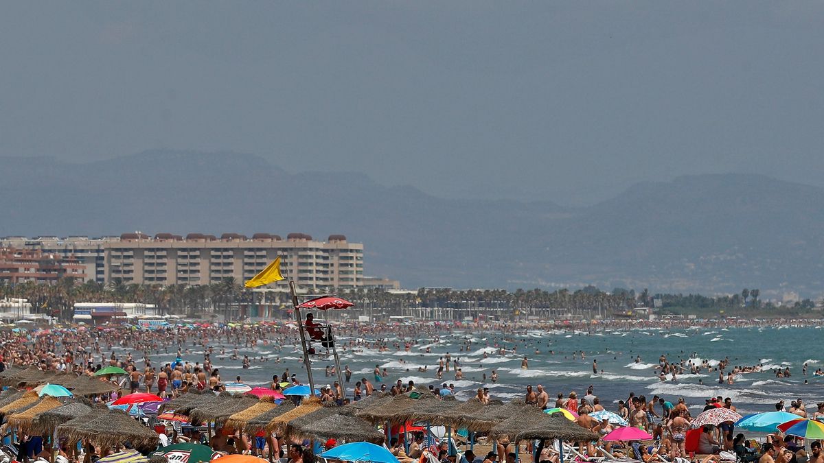 El calor no da tregua en el litoral el fin de semana con alerta naranja en Comunitat Valenciana y Murcia
