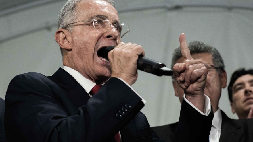 La renuncia de Uribe agudiza el debate en Colombia con instituciones en el medio