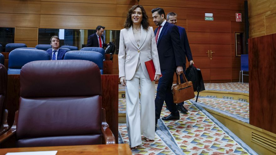 La presidenta de la Comunidad de Madrid, Isabel Díaz Ayuso, a su llegada al pleno de la Asamblea de Madrid, este jueves.