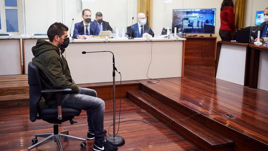 El conductor acusado por el accidente mortal de la rotonda de Corbán (Santander), durante un juicio en la Audiencia Provincial de Santander, a 23 de noviembre de 2021, en Santander, Cantabria (España).
