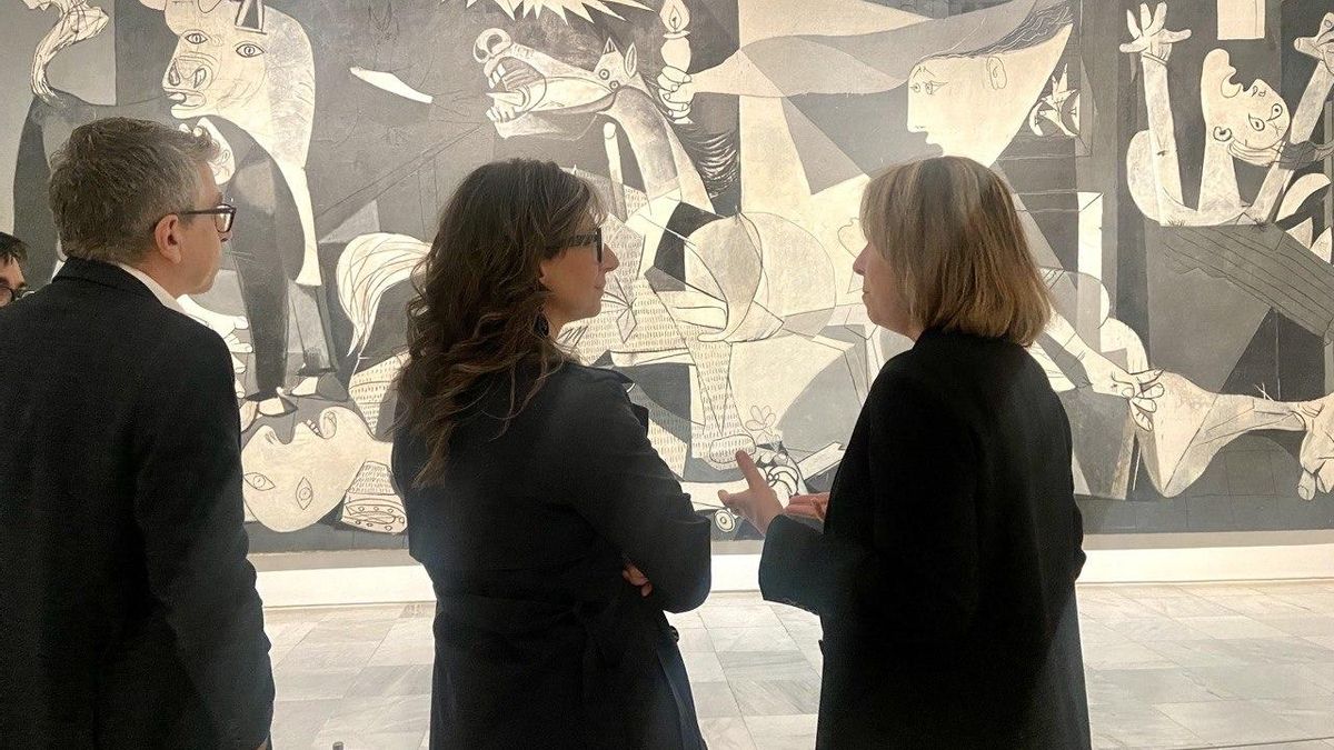 La relatora de la ONU para Palestina, Francesca Albanese, escuchando las explicaciones de una guía del Museo Reina Sofía de Madrid