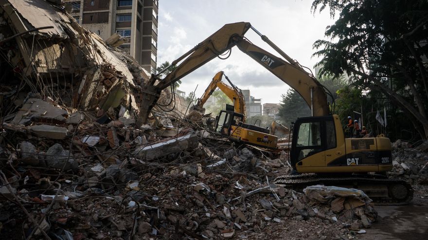 Trabajos sobre los escombros del terremoto de Venezuela. EFE/ Boris Vergara