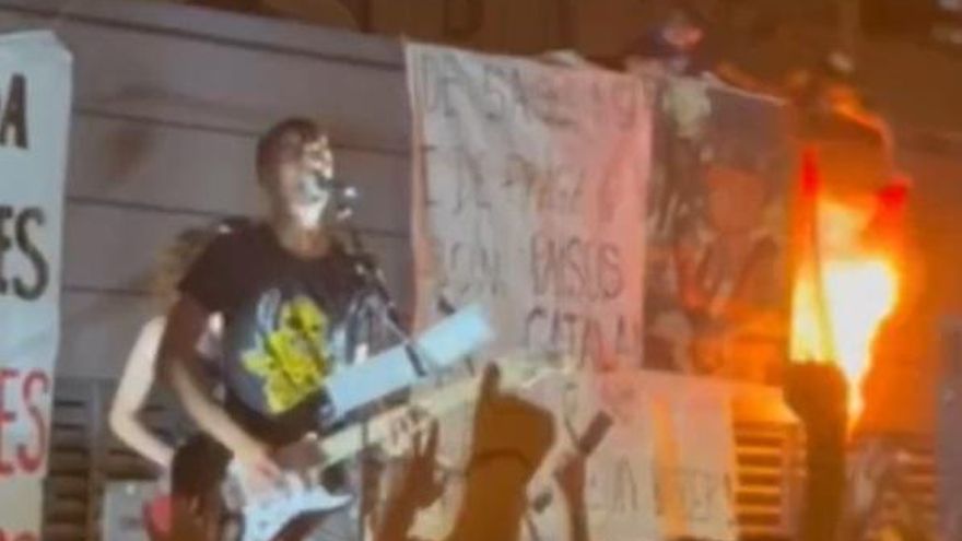 Una entidad juvenil independentista quema una imagen de Carlos Mazón y este responde: "La patochada soberanista toca a su fin"