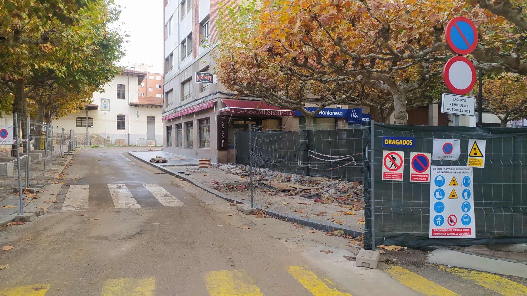 La Plaza de Renueva con carteles de obras