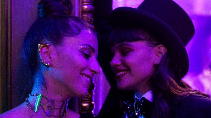 El colectivo LGTBIQ+ se representa más en las series de plataformas que en las de cadenas tradicionales