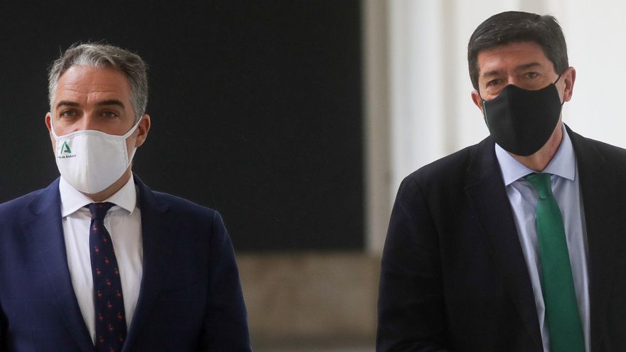 El consejero de la Presidencia, Elías Bendodo, y el vicepresidente y consejero, Juan Marín, este martes antes de la rueda de prensa del Consejo de Gobierno.