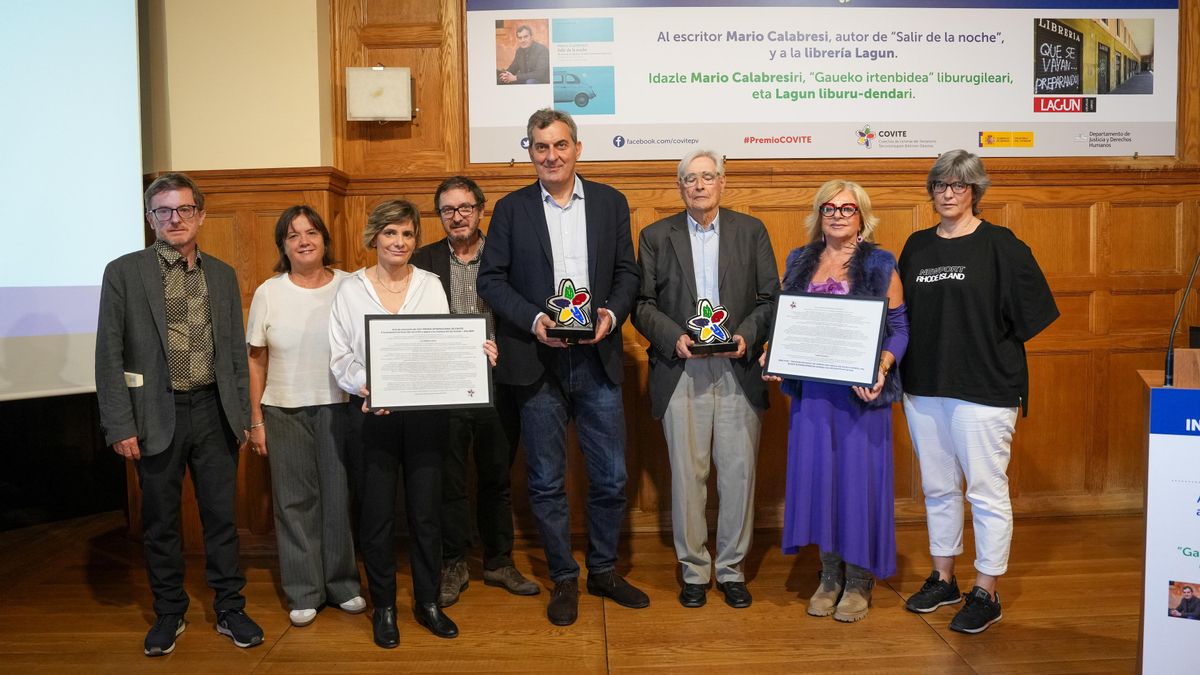 La presidenta de Covite, Consuelo Ordóñez, con los premiados. El periodista, escritor y víctima del terrorismo italiano Mario Calabresi e Ignacio Latierro, uno de los fundadores de Lagun,