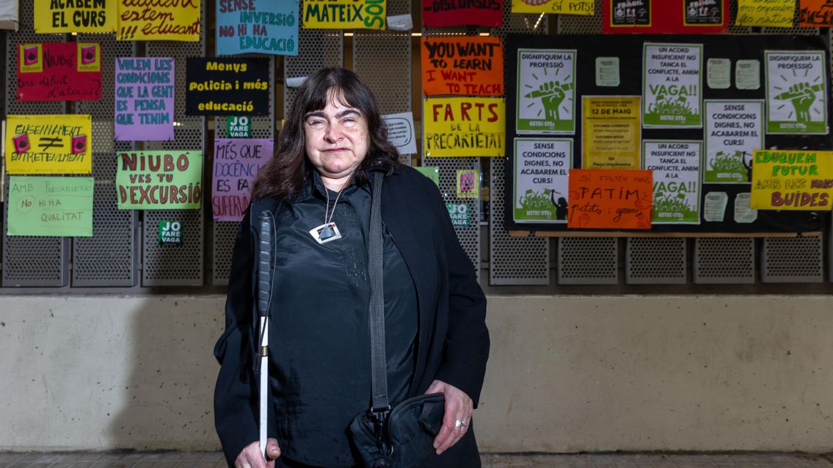La profesora invidente, Neus Salvat, posa a la entrada del instituto donde da clase.