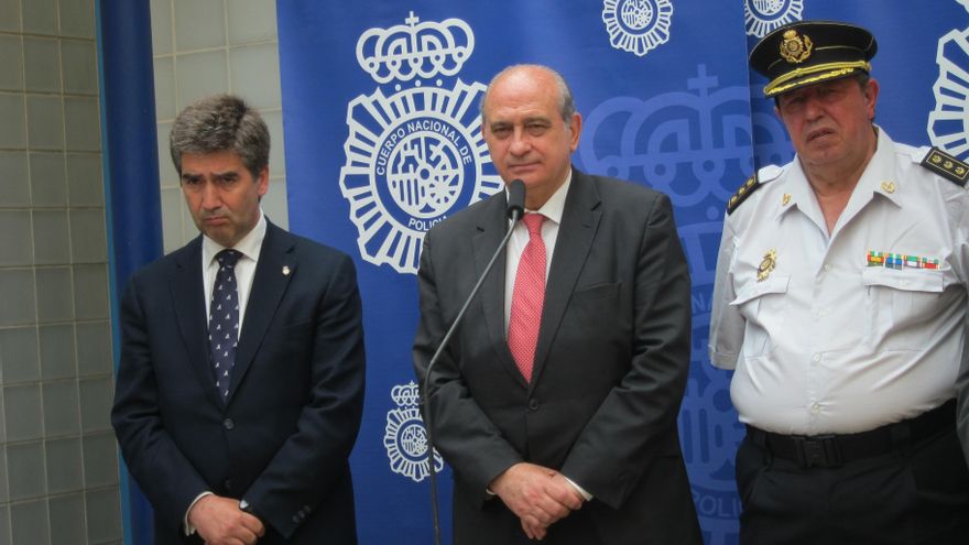 IU pide que Fernández Díaz explique en el Congreso la detención de dos fotógrafos y que cese al director de la Policía