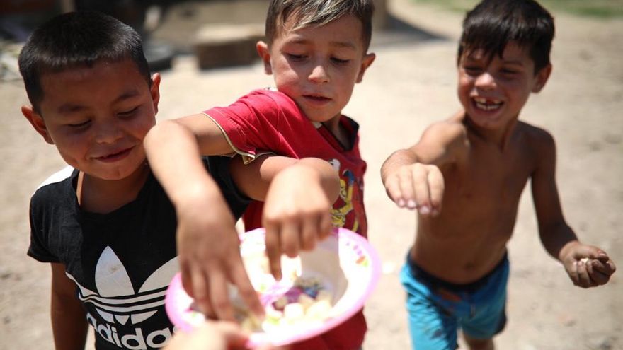 El grupo Voicot realiza jornadas en Villa Fiorito para que las familias de bajos recursos tengan herramientas para comer sano y sin carne.