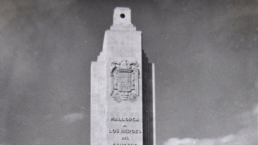 PP y Vox elevan a patrimonio protegido el monumento franquista que glorifica a los autores de la masacre de 'La Desbandá'