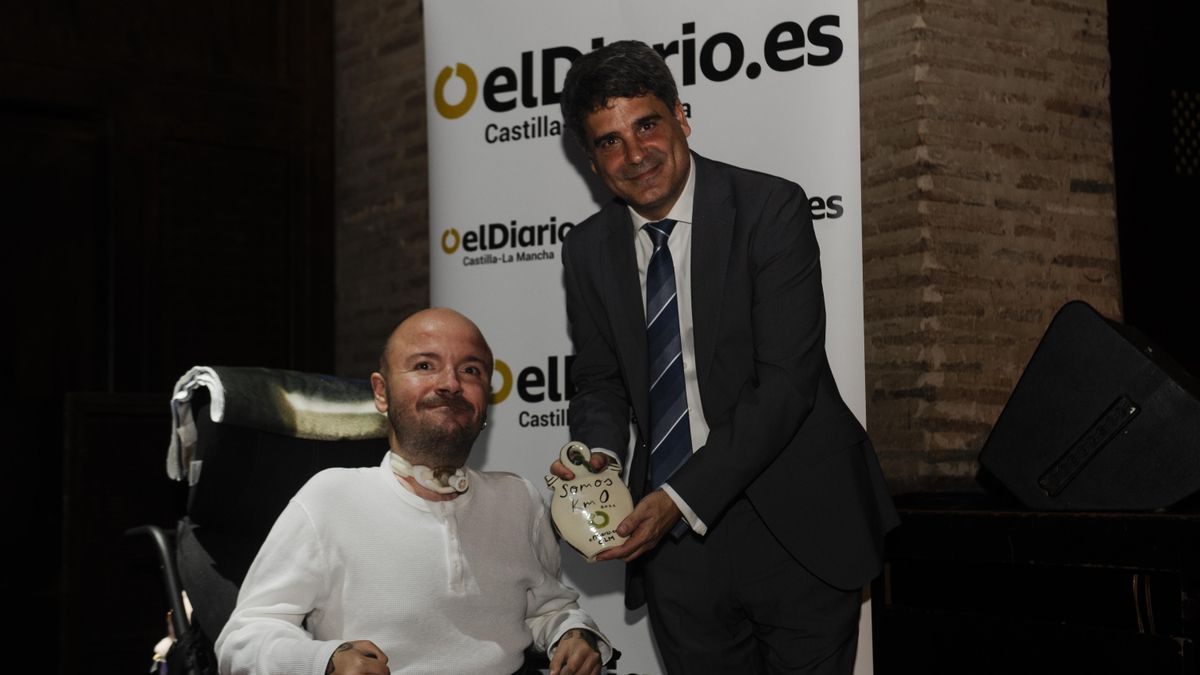 Álvaro González Llave recibiendo el reconocimiento Somos Km0 de las manos de Juan José Alcalde, teniente alcalde y concejal de Hacienda del Ayuntamiento de Toledo