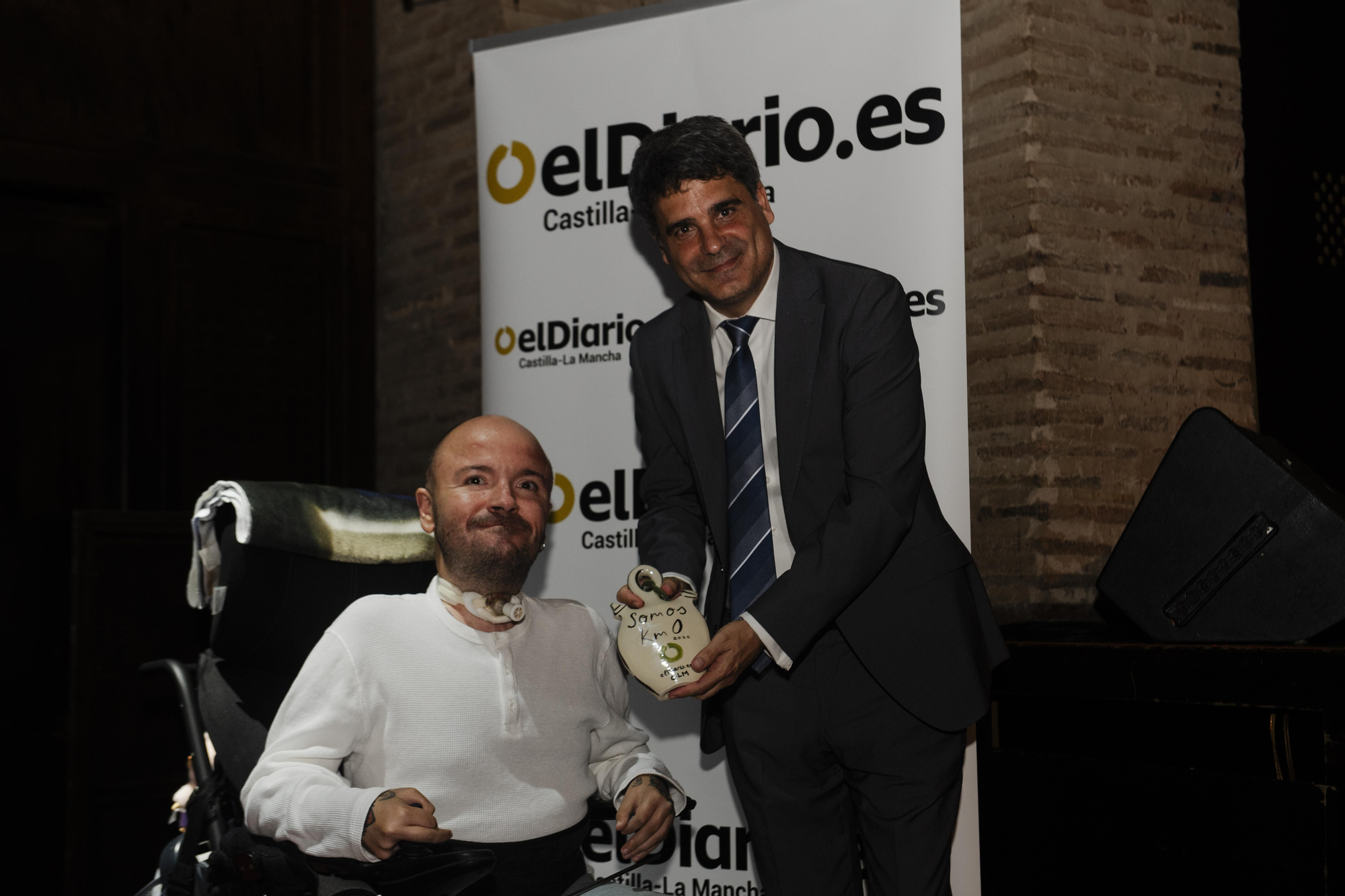 Álvaro González Llave recibiendo el reconocimiento Somos Km0 de las manos de Juan José Alcalde, teniente alcalde y concejal de Hacienda del Ayuntamiento de Toledo