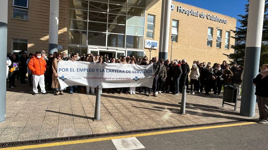 Plantilla y usuarios protestan contra los recortes del Hospital de Calahorra: "Perdemos servicios mientras se deriva a la privada"