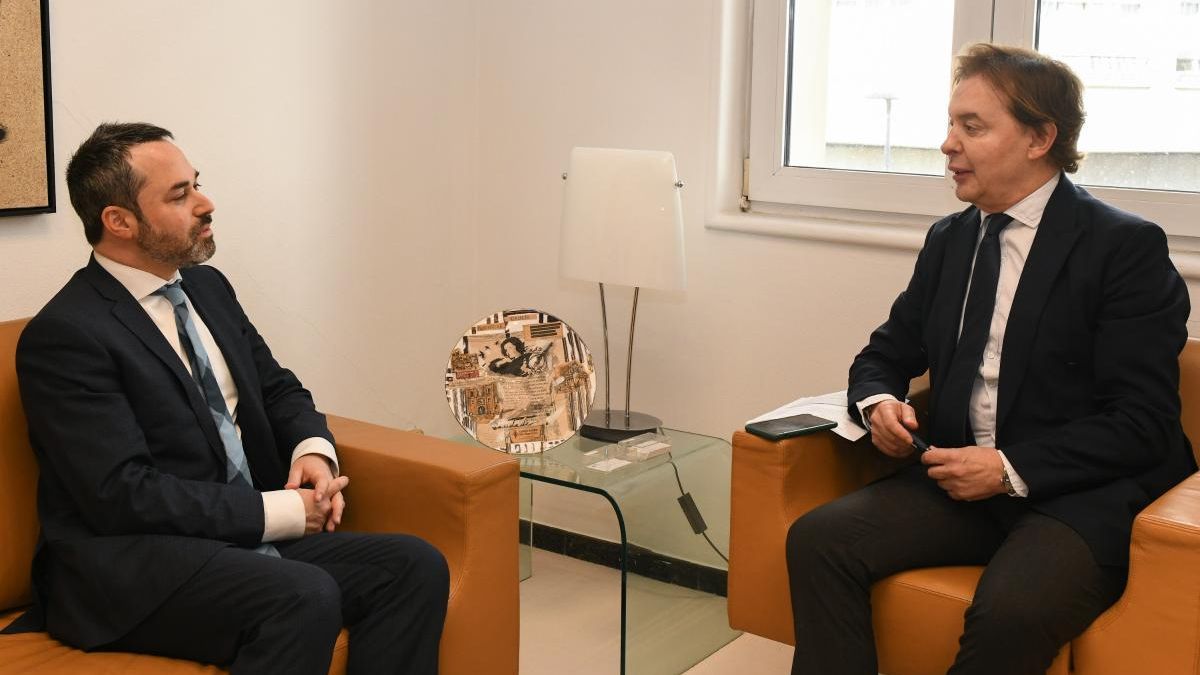 Dan Poraz, encargado de negocios de la Embajada de Israel en España (izquierda), recibido por el director xeral de Relacións Exteriores de la Xunta, Jesús Gamallo