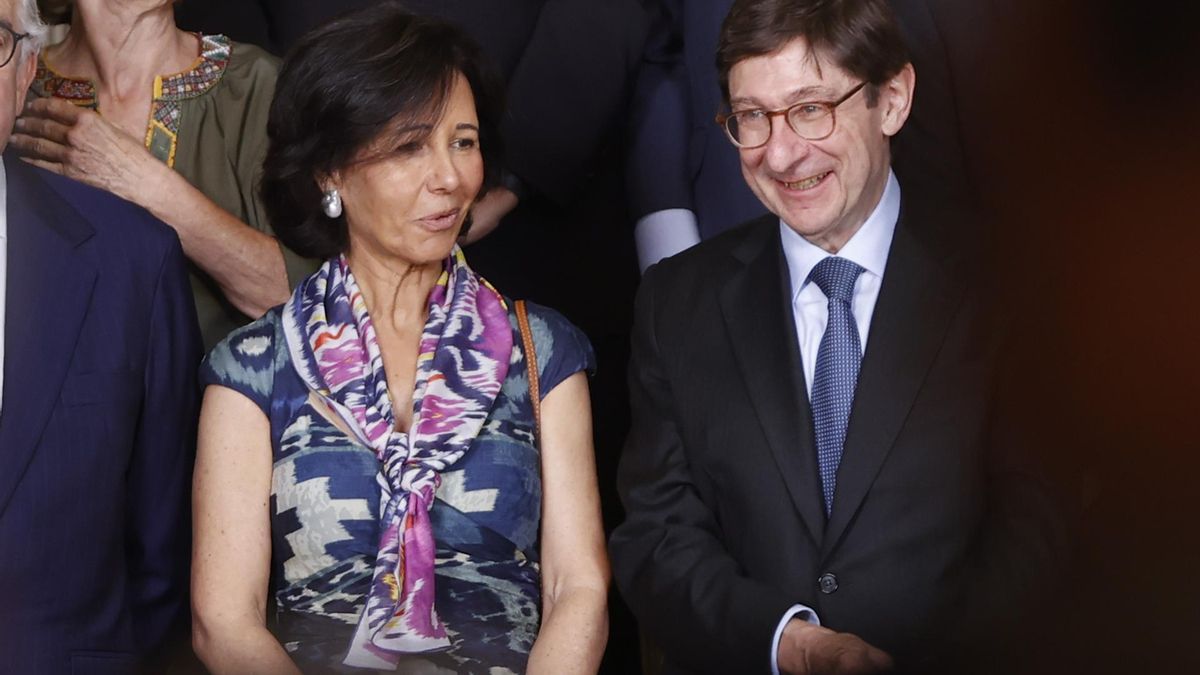 MADRID, 20/06/2022.- Los presidentes de Caixabank, José Ignacio Goirigolzarri (d) y del banco Santander, Ana Botín (i), durante la foto de familia de los asistentes a la reunión del Real Instituto Elcano de Estudios Internacionales y Estratégicos, que es presidida por el rey Felipe, este lunes en Madrid. EFE/ Mariscal
