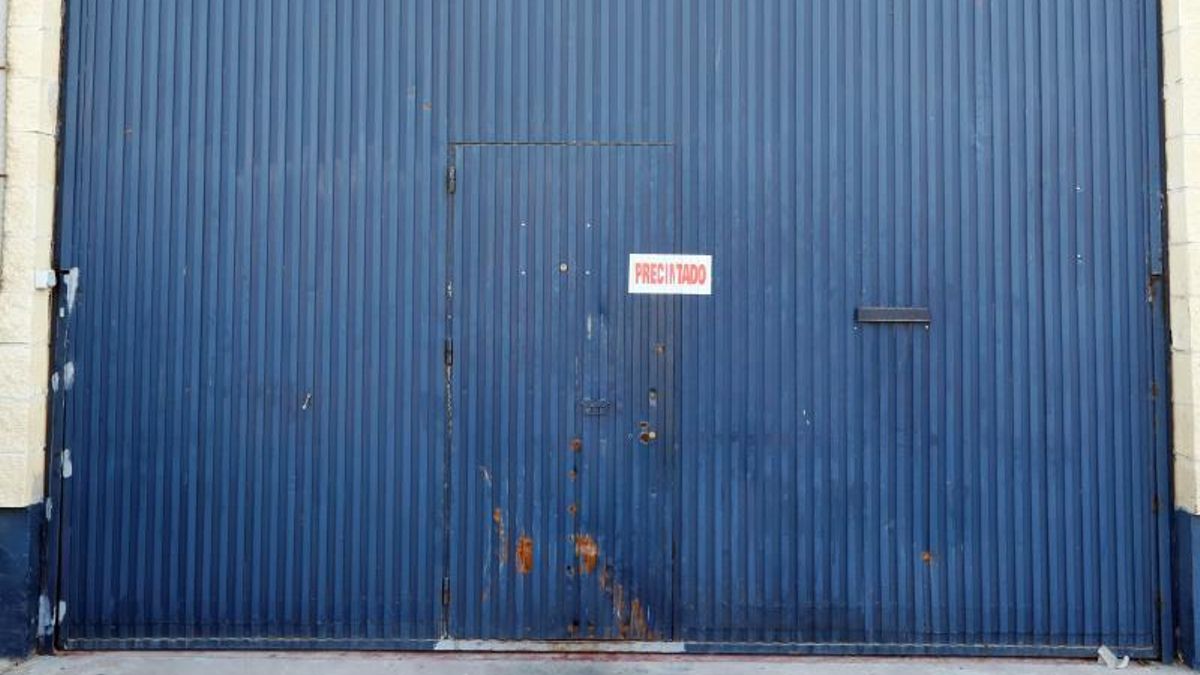 Fachada y puerta de la fábrica Magrudis, en el Polígono sevillano de El Pino