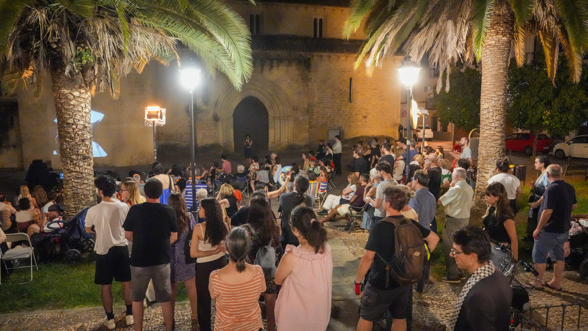 Concentración en defensa de los cines de verano, con la proyección de Un perro andaluz en la plaza de la Magdalena