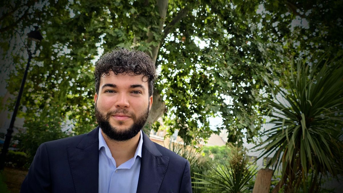 Álvaro Gonzalvo, al jardí de l'Ajuntament de Montcada.