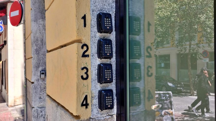 Almeida aprueba su Plan Reside para los pisos turísticos, entre alarmas de que se vuelva "Plan Especula" o "Plan Expulsa"