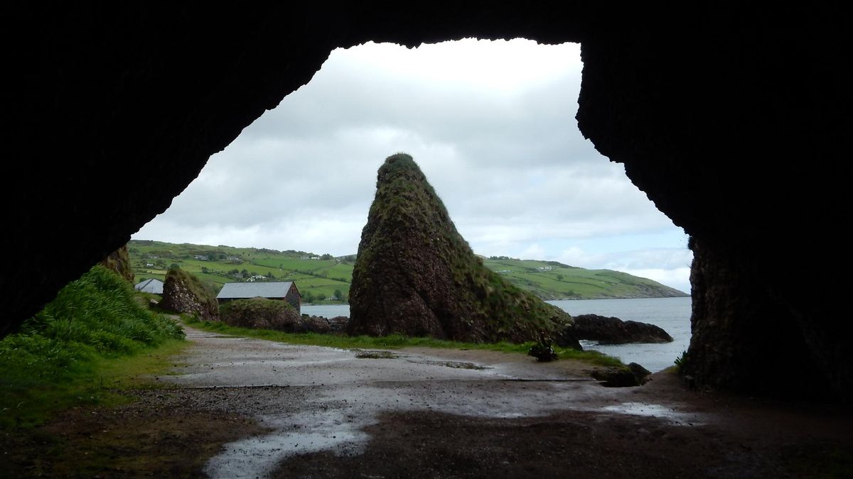 Vista desde el interior de Cushendun Caves, uno de los muchos escenarios de Juego de Tronos en la comarca.