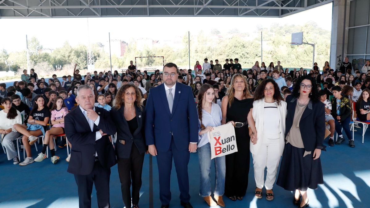 Lena Bello y Sonia Fidalgo, hija y viuda respectivamente del escritor, participaron en este emotivo acto donde la comunidad educativa rindió un sentido homenaje a Xuan Bello.