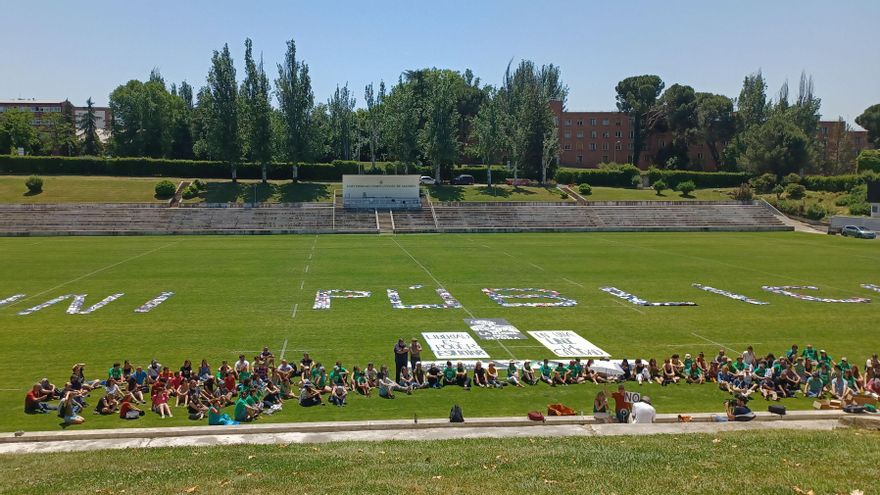 Docentes despliegan en la Complutense 3.000 tesis en defensa de la universidad pública