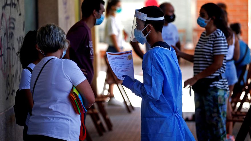 Profesionales sanitarios informan a las personas interesadas en el CAP de Canovelles (Barcelona) donde el departamento de Salud continúa con el cribado masivo de PCR a los vecinos de la ciudad , con el objetivo de detectar casos de personas asintomáticas, que padecen la enfermedad sin saberlo y pueden contagiarla. EFE/ Quique García