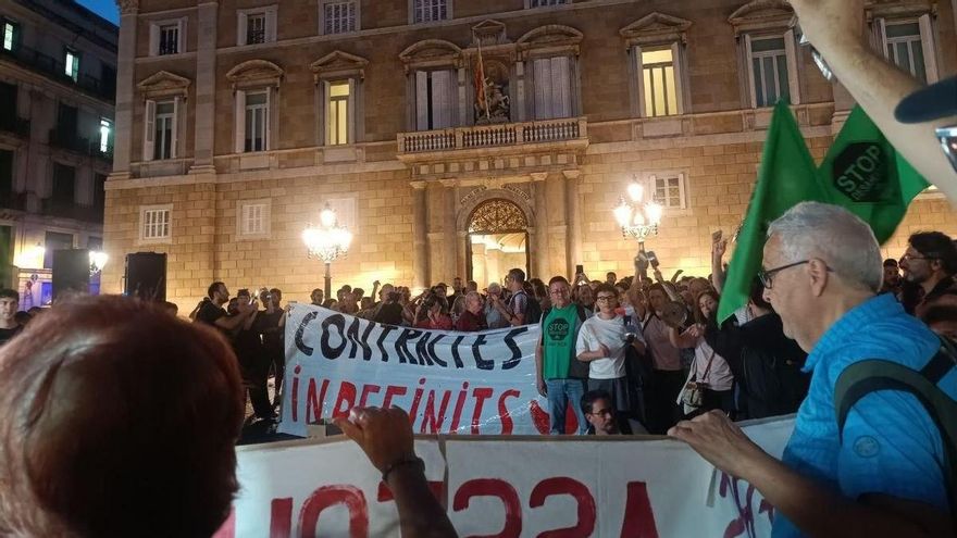 Miles de personas reclaman en Barcelona el voto a favor de los dos decretos de vivienda.