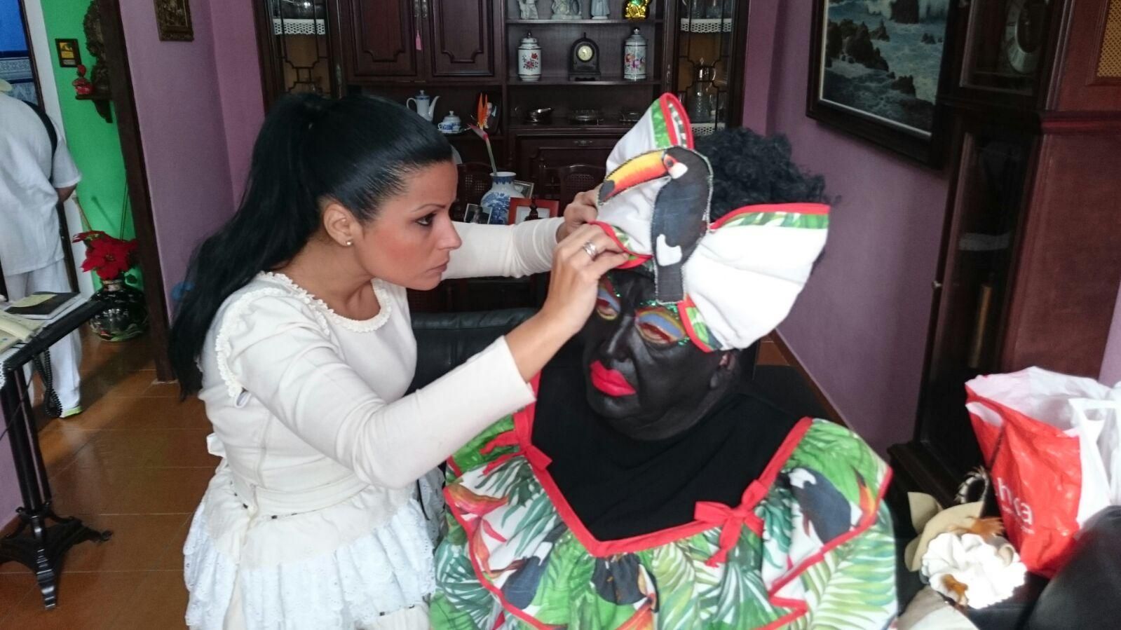 Nazaret dando los últimos retoques a la Negra Tomasa. Foto: JOSÉ AYUT.