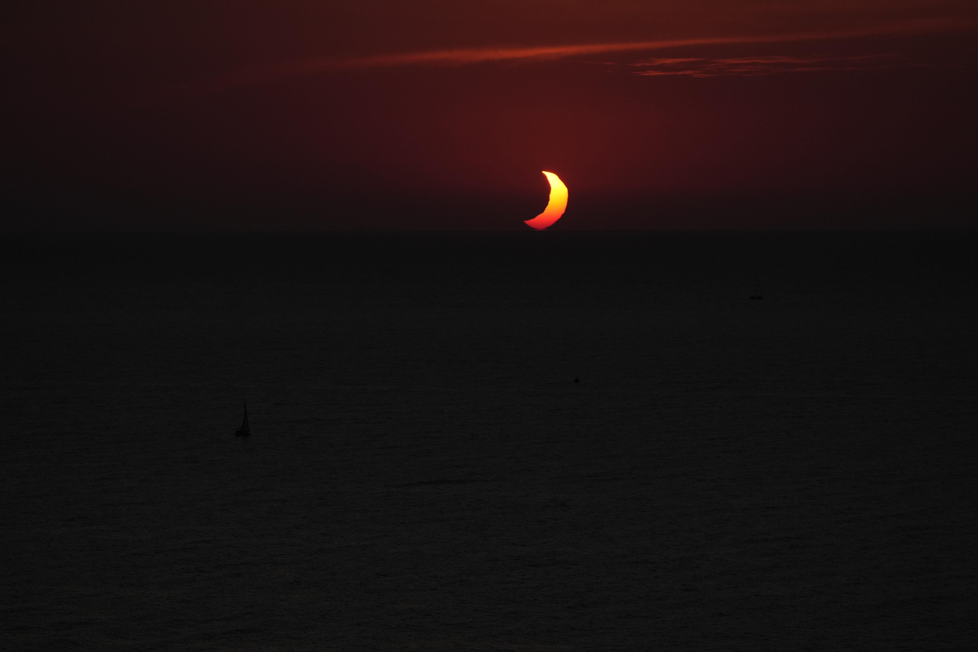 La Luna oculta el Sol sobre el mar frente a la costa de Sóller, en Mallorca
