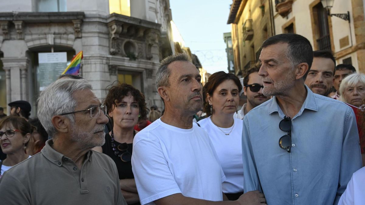 Gaspar Llamazares, Ángel Garcia 'Cepi' y Antonio Maíllo en la concentración antifascista de Oviedo