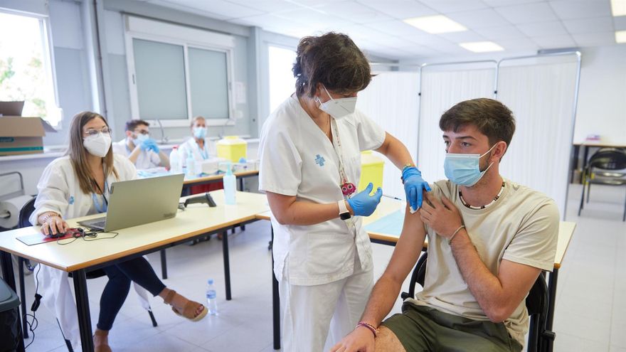Un joven se vacuna en el centro de vacunación sin cita previa que se ha montado en la Universidad de Girona