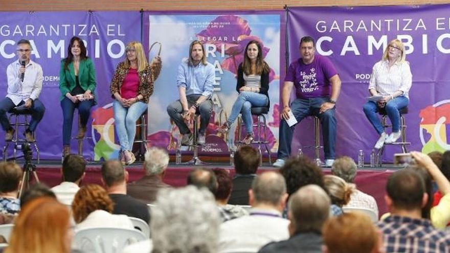 Carlos S. Campillo / ICAL El candidato de Podemos a la Presidencia de la Junta, Pablo Fernández, participa junto a la portavoz adjunta del grupo confederal, Ione Belarra, en un acto de campaña en el polideportivo La Torre de León