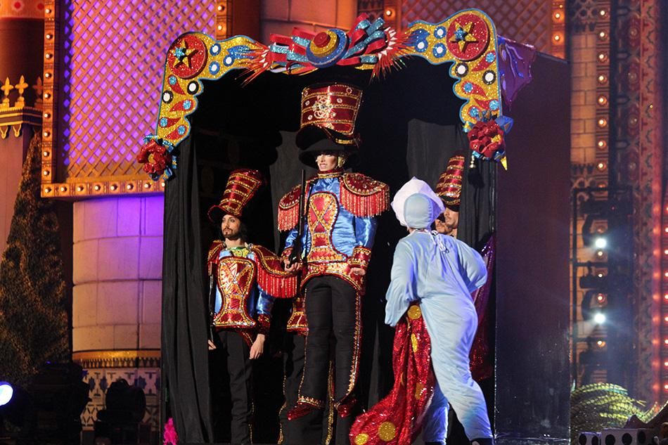 Drag Froguen con un diseño hecho por sí mismo. (Foto: Cirenia Vico)