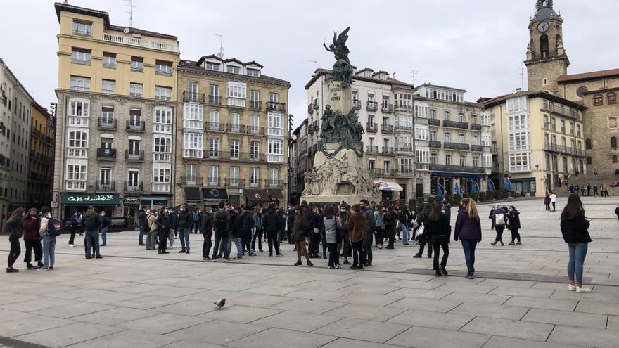 Concentración estudiantil en la plaza de la Virgen Blanca